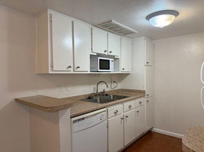 Foto del edificio - 2250 Bering Dr