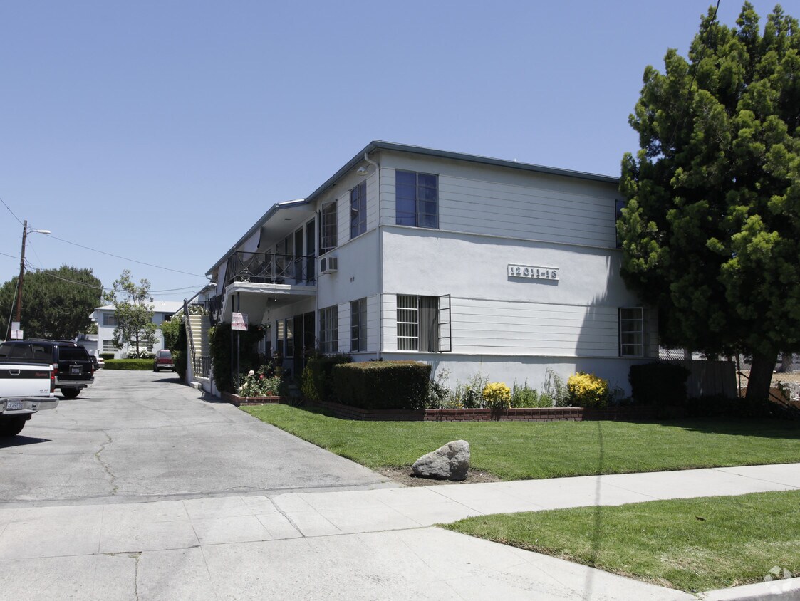 Primary Photo - 12011-12013 Albers St