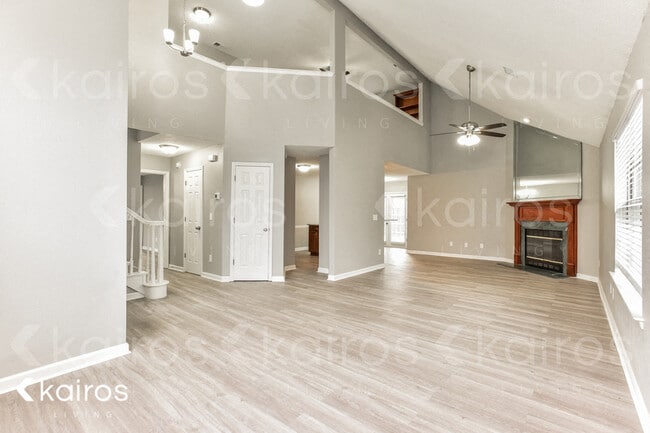 Building Photo - 2102 Spring Hill Cir