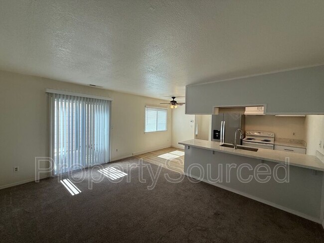 Building Photo - 424 Golf Cir E