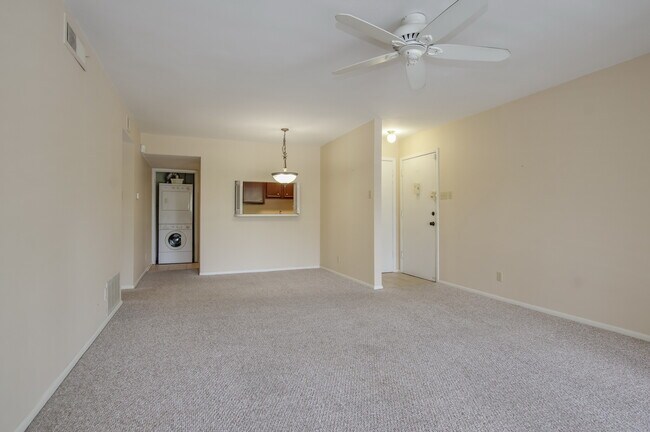 Building Photo - 8702 Village Dr