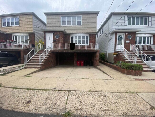 Building Photo - 164 W 18th St