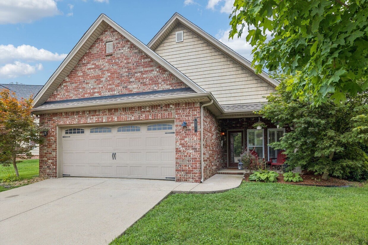 Primary Photo - Renovated 3 Bed, 2.5 Bath Home w/ 2 Car Ga...