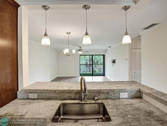 Building Photo - 930 SW 9th St Cir