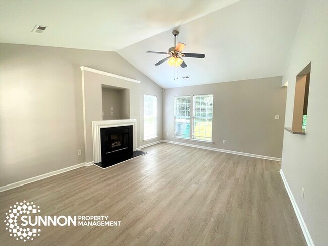 Building Photo - Recently remodeled 3 BR 2 BA