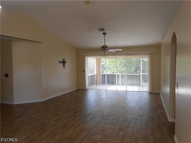 Foto del edificio - 1221 Belair St E