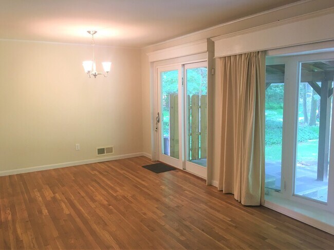 Building Photo - Lovely 3 BR/1 BA Single Family Home in Roc...