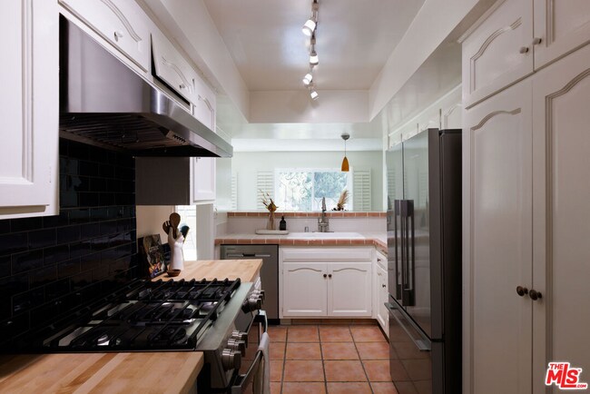 Foto del edificio - 6760 Hillpark Dr