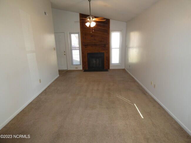 Foto del edificio - 158 Village Cir