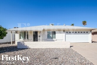 Building Photo - 2324 E Paradise Dr