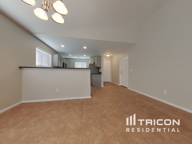 Foto del edificio - 24206 W Desert Bloom St