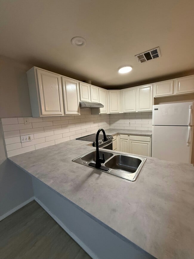 Foto del edificio - 1926 Haskell Rd