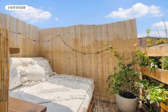 Building Photo - 170 Broadway