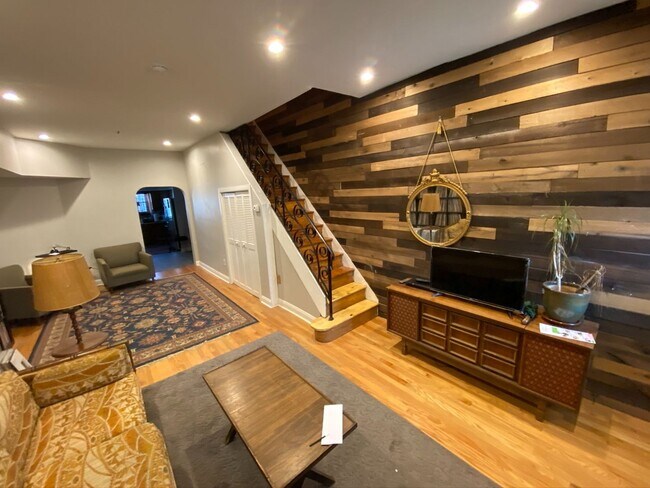 Building Photo - Renovated Apartment For Rent in Port Richm...
