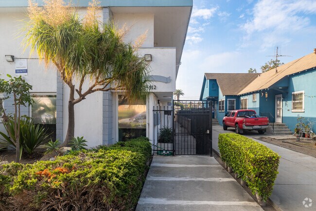 Entrada - 912 E La Palma