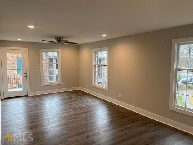 Building Photo - 3117 Colonial Way