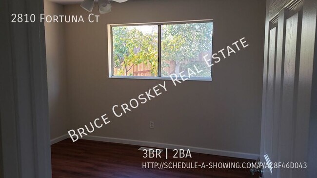 Building Photo - Move in ready! Remodeled unit with large b...