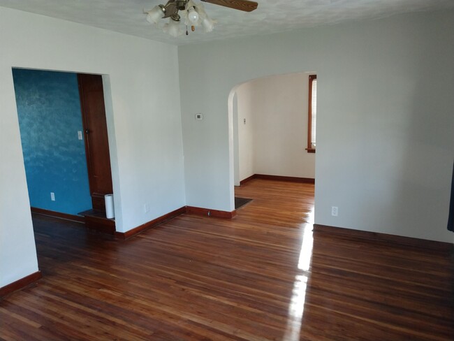 Building Photo - 307 River St