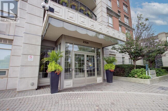 Photo du bâtiment - 2325 Central Park Dr