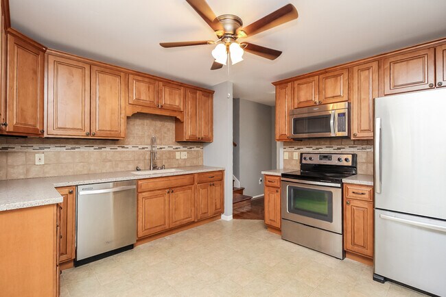 Building Photo - Charming 3 Bedroom