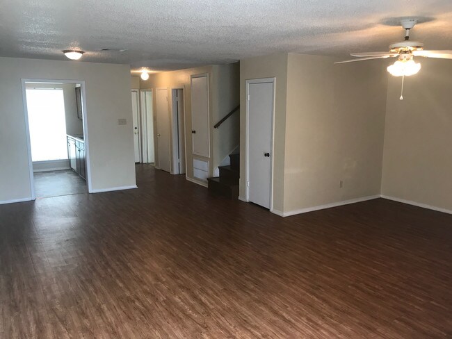 Building Photo - 64 Colonial Dr