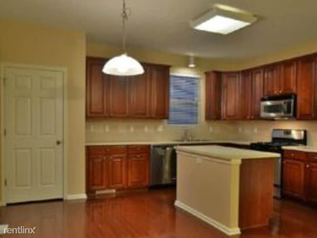 Building Photo - 4 br, 3.5 bath House - 3819 S 189th Ave