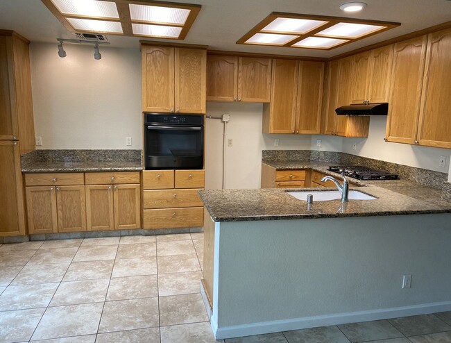 Foto del edificio - Well Maintained Single Level 4 Bedroom, Fo...