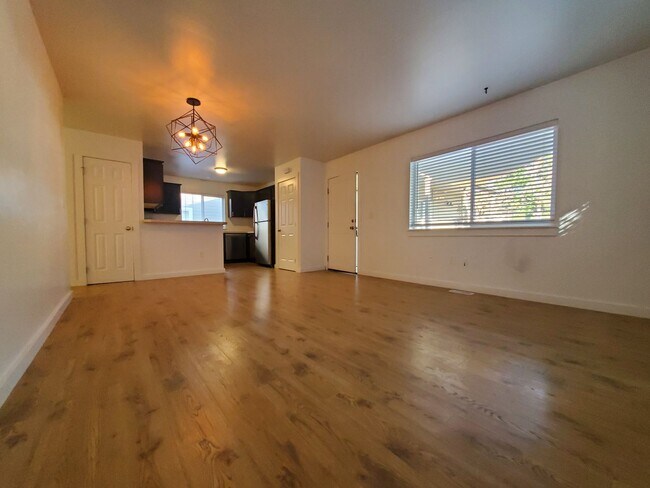 Building Photo - 3bd 2bath home backing up to the greenbelt...