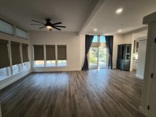 Building Photo - 2828 La Cresta Rd