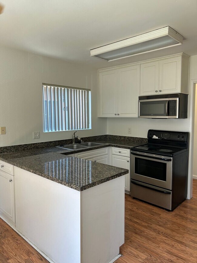 Foto del edificio - 3Bedroom 2 bath in Gated Waterbridge commu...