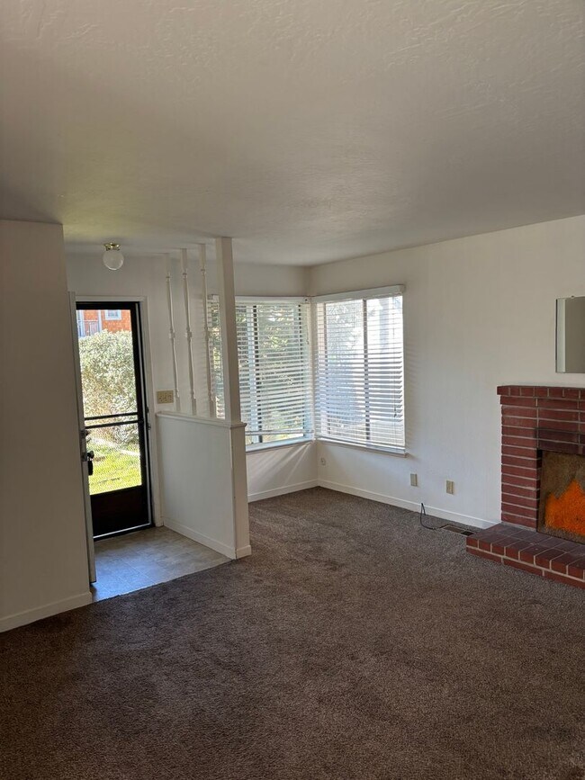 Building Photo - 4 bedroom 2 bath upper west side