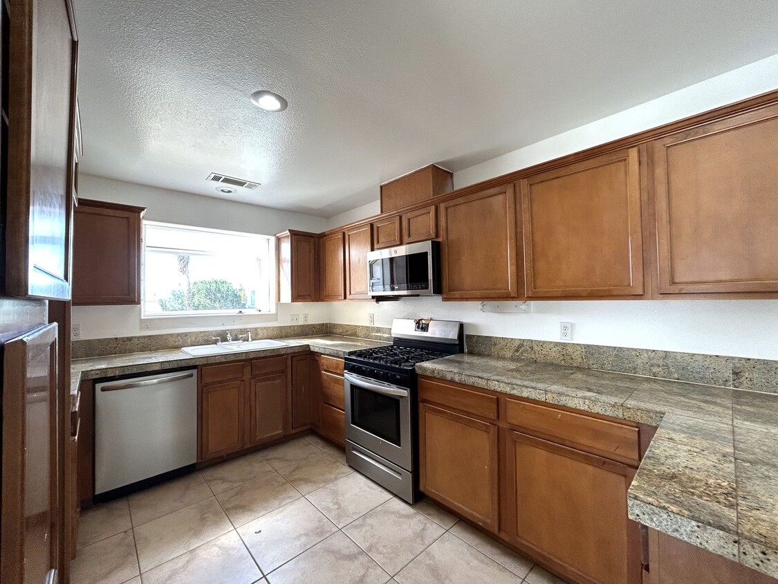 Primary Photo - AVAILABLE NOW!! 3 Bedroom 2 Bath Apartment...
