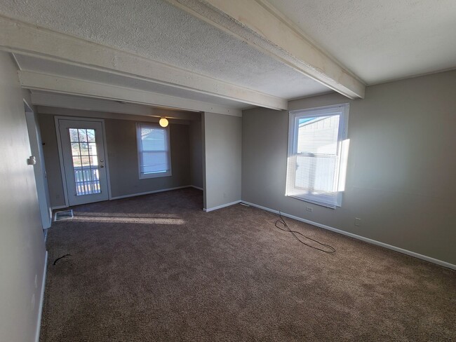 Building Photo - 2 Bedroom Home in Normal
