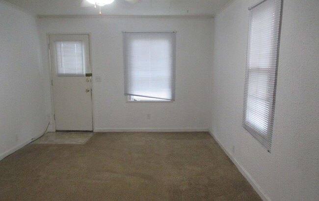 Building Photo - **PENDING APP**Cute 2 Bed 1 Bath Cottage l...