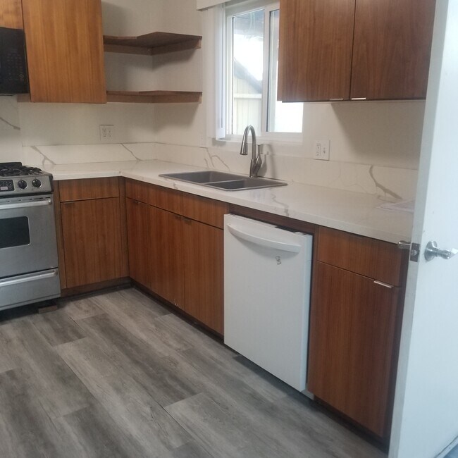 Foto del edificio - 14925 Larch Ave