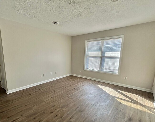 Foto del edificio - Charming, 2 bedroom apartment for rent!