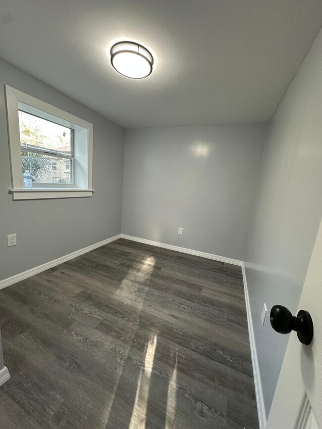 Foto del edificio - 1956 W 25th St