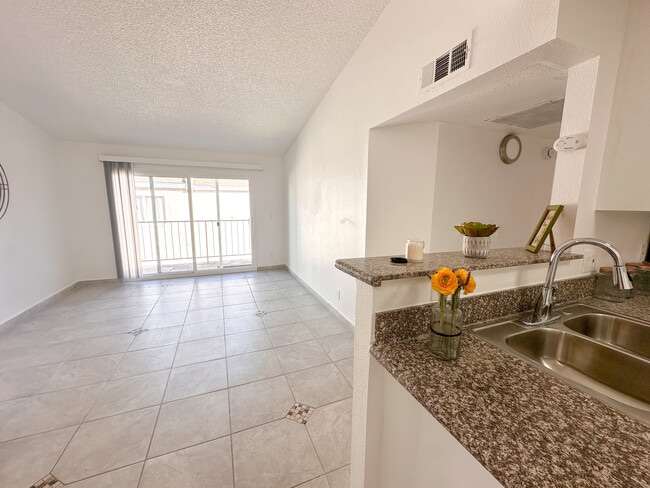 Foto del edificio - 12748 Branford St
