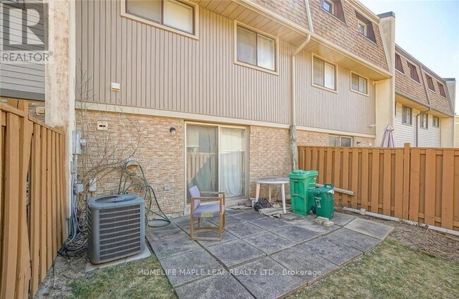 Building Photo - 113-113 Ashton Crescent