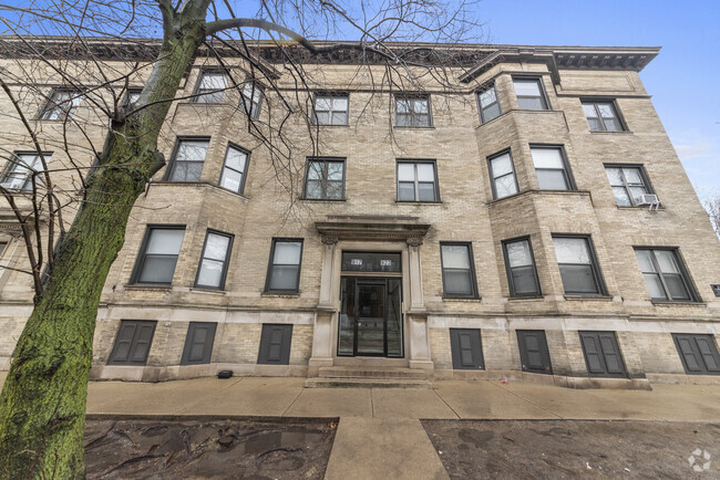 Building Photo - 915 W Waveland Ave