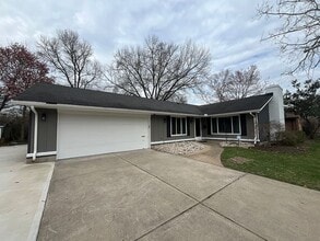 Building Photo - 301 S Village Dr