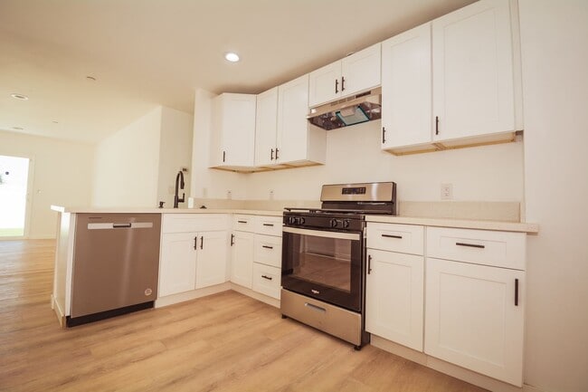 Foto del edificio - 8252 Bennett Ave