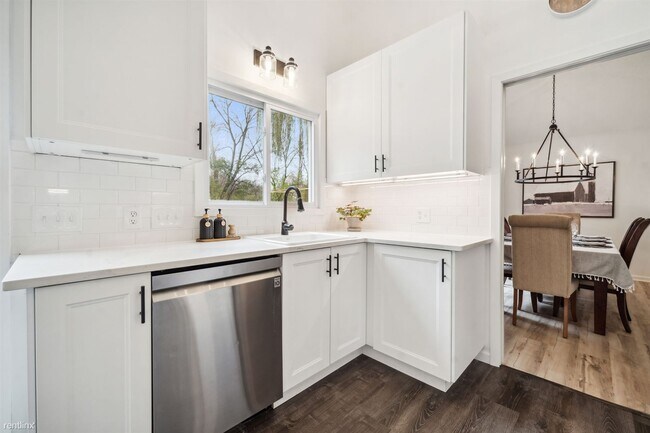 Building Photo - 5 br, 3.5 bath House - 65 Birch Bluff Road