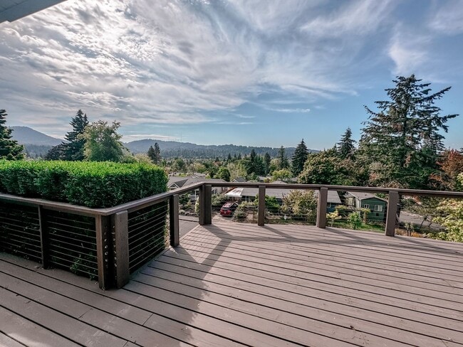 Building Photo - Stunning Home with a Courtyard Entrance an...