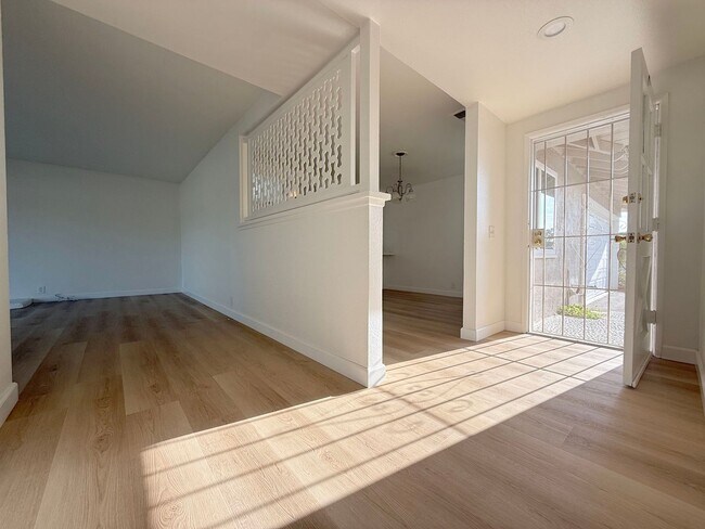 Foto del edificio - 4 Bed +2 Bath + 2 Car Garage - New Kitchen...