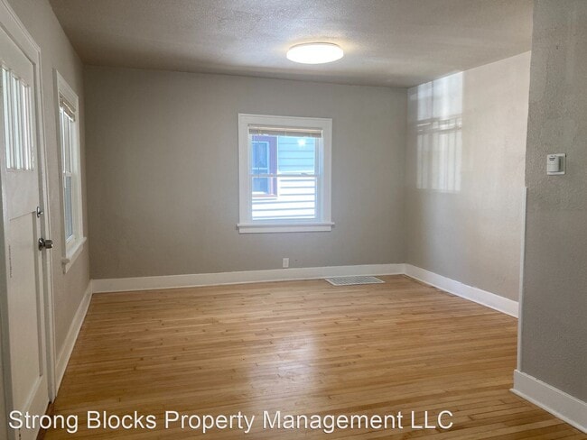 Building Photo - 2 br, 1.5 bath House - 2465 W JUNEAU AVE