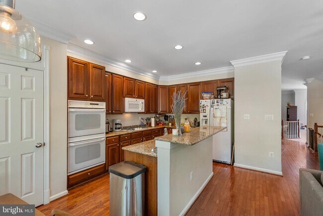 Foto del edificio - 102 Lounsbury Pl