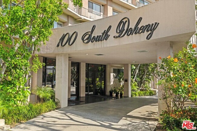 Foto del edificio - 100 S Doheny Dr