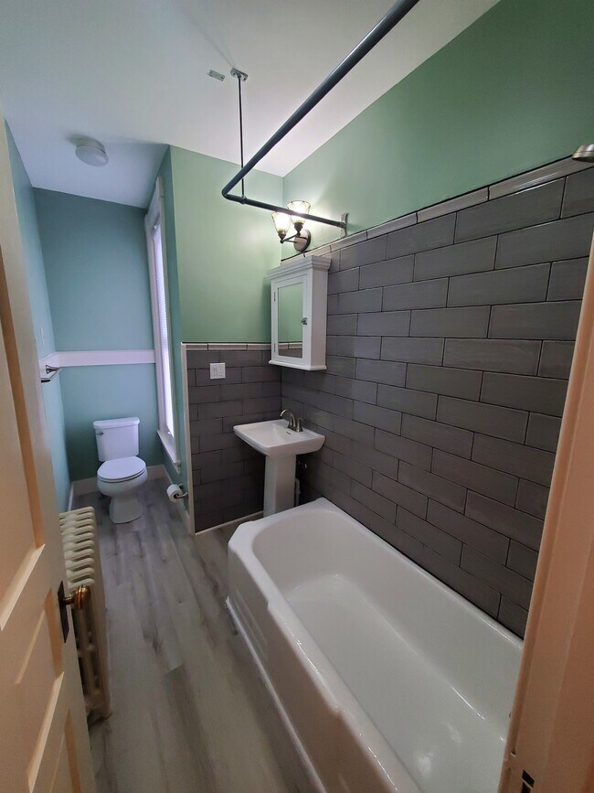 Baño - 364 N York St
