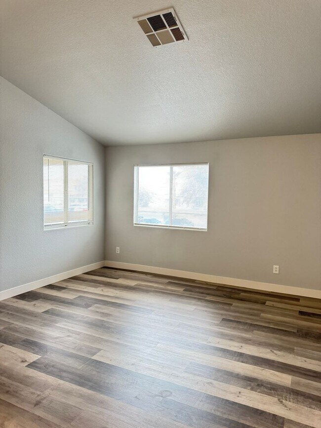 Foto del edificio - Charming 2-Bedroom, 1-Bath Condo